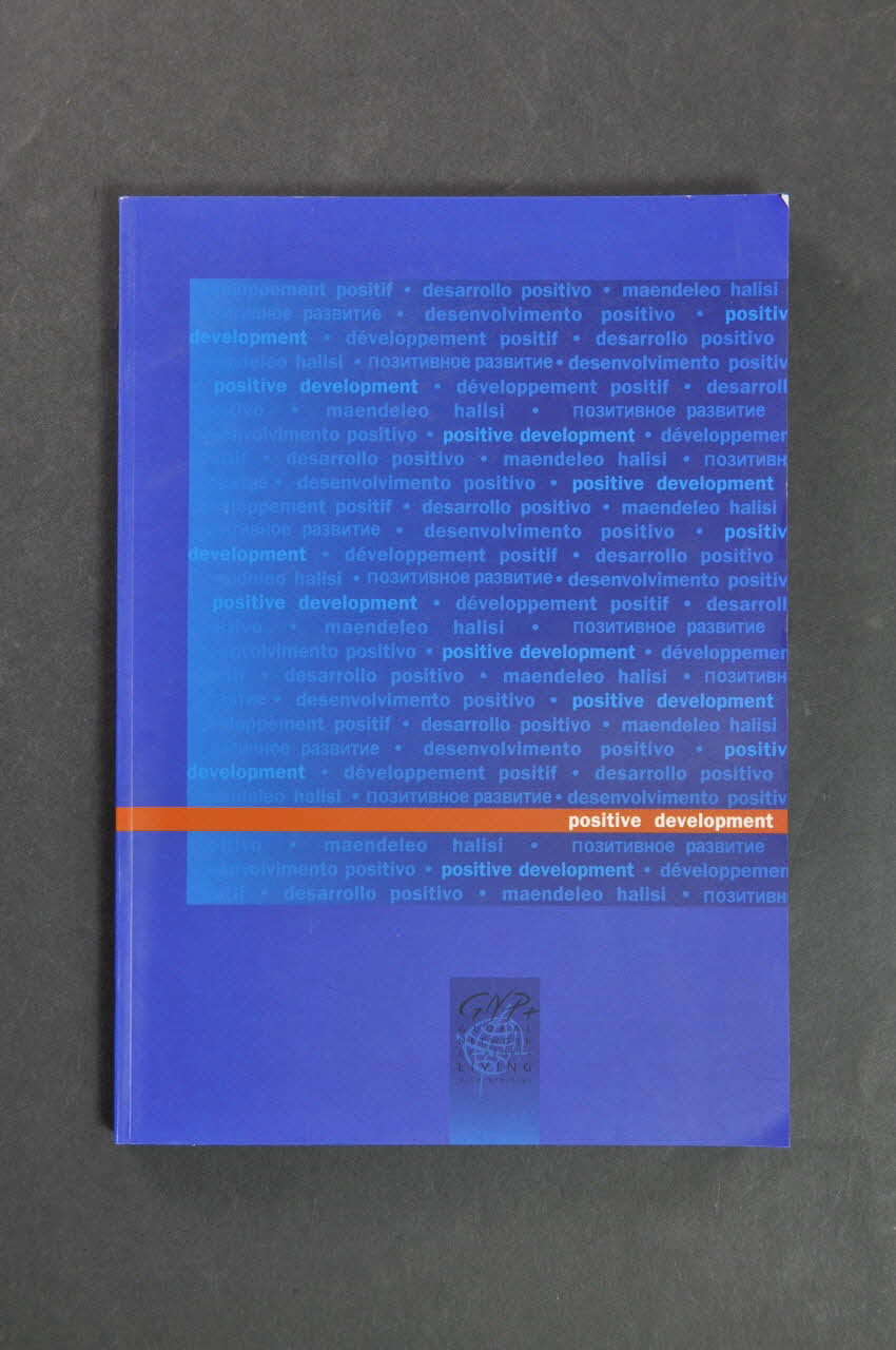 Global Network Of People Living With Aids (Gnp+) BROCHURE "Positive development" (Développement positif) (en anglais) Pays-Bas 1998 2005.45.14 Photo Mucem