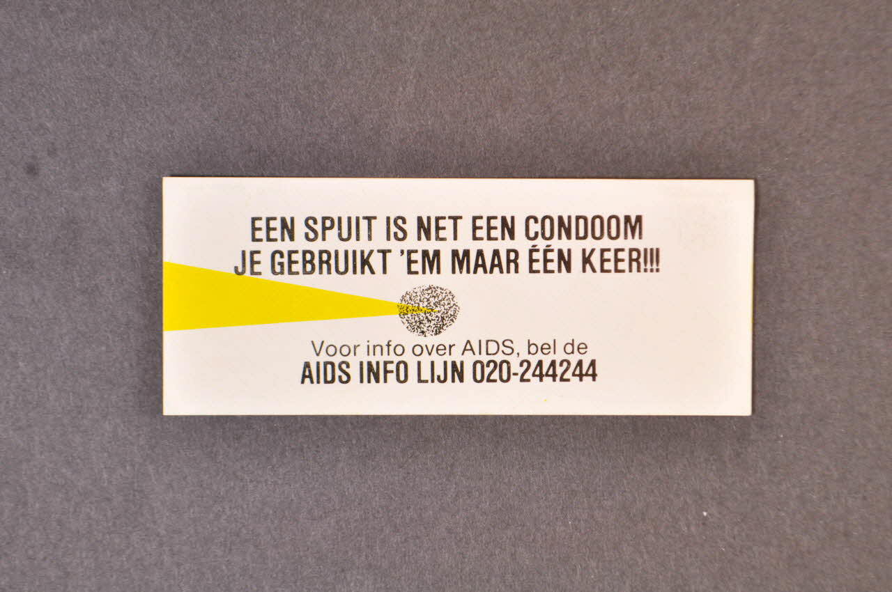 autocollant "Een spuit is net een condoom je gebruikt 'em maar een keer" (N'utiliser qu'une seule fois la seringue et le préservatif) 2005.47.101 Photo Mucem