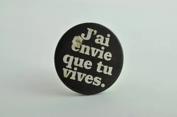 Act Up-Paris badge "J'ai envie que tu vives" France 2002 2003.21.22  Photo Mucem