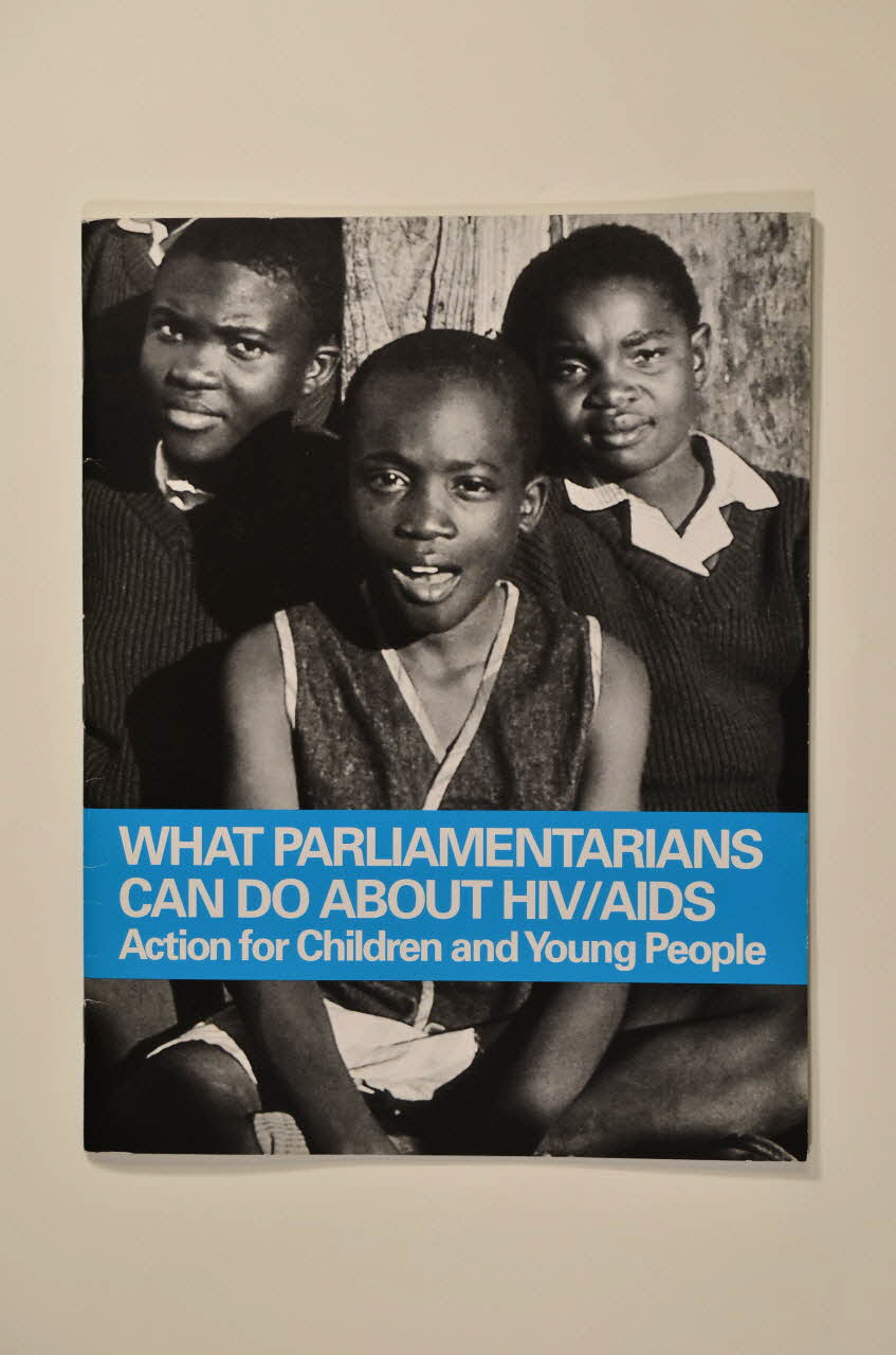 UNICEF Rapport What parliamentarians can do about HIV/AIDS. Action for children and young people (Qu'est ce que les parlementaires peuvent faire contre le VIH/sida. Action pour les enfants et les jeunes) Lorraine, France 2003 2004.240.11 Photo Mucem