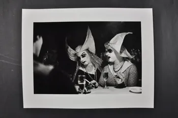 Marie-Laure Costa photographie Semaine de ressourcement. Soeur Marie-Janine du Rêve Suspendu et Soeur Rita du Calvaire (mère supérieure du couvent de Paris) Rhône-Alpes, France 1993/12 2003.3.1 Photo Mucem