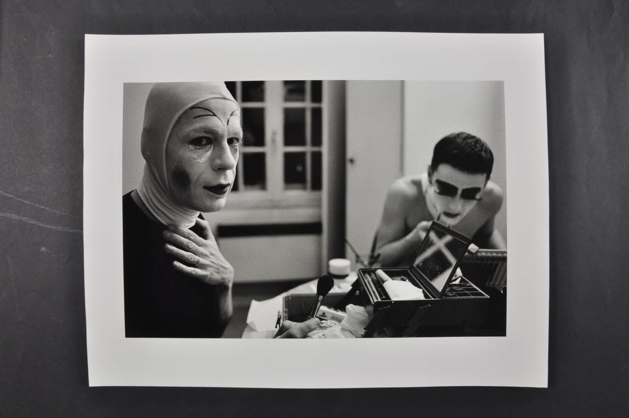 Marie-Laure Costa photographie Maquillage pour la cérémonie d'élévation de Soeur Garance Gardienne des enfants du Paradis . Soeur Edith Commandements et Soeur Lola du Rêve de l'Ange. Île-de-France, France 1994/3 2003.3.2 Photo Mucem