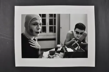 Marie-Laure Costa photographie Maquillage pour la cérémonie d'élévation de Soeur Garance Gardienne des enfants du Paradis . Soeur Edith Commandements et Soeur Lola du Rêve de l'Ange. Île-de-France, France 1994/3 2003.3.2  Photo Mucem