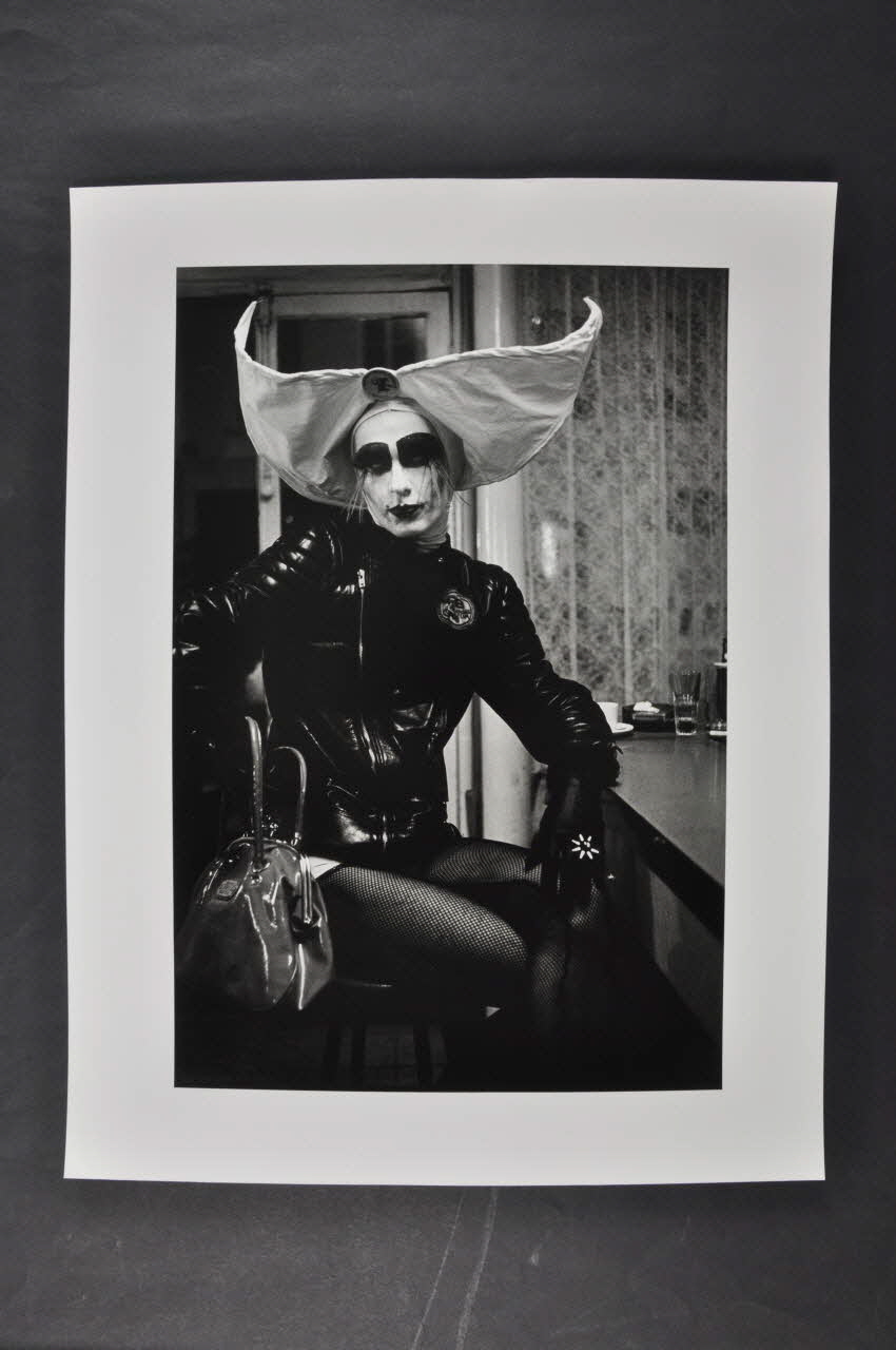 Marie-Laure Costa photographie Durant la cérémonie d'élévation de Soeur Garance Gardienne des Enfants du Paradis. Soeur Lola du Rêve de l'Ange. Île-de-France, France 1994/3 2003.3.3 Photo Mucem