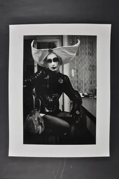 Marie-Laure Costa photographie Durant la cérémonie d'élévation de Soeur Garance Gardienne des Enfants du Paradis. Soeur Lola du Rêve de l'Ange. Île-de-France, France 1994/3 2003.3.3 Photo Mucem