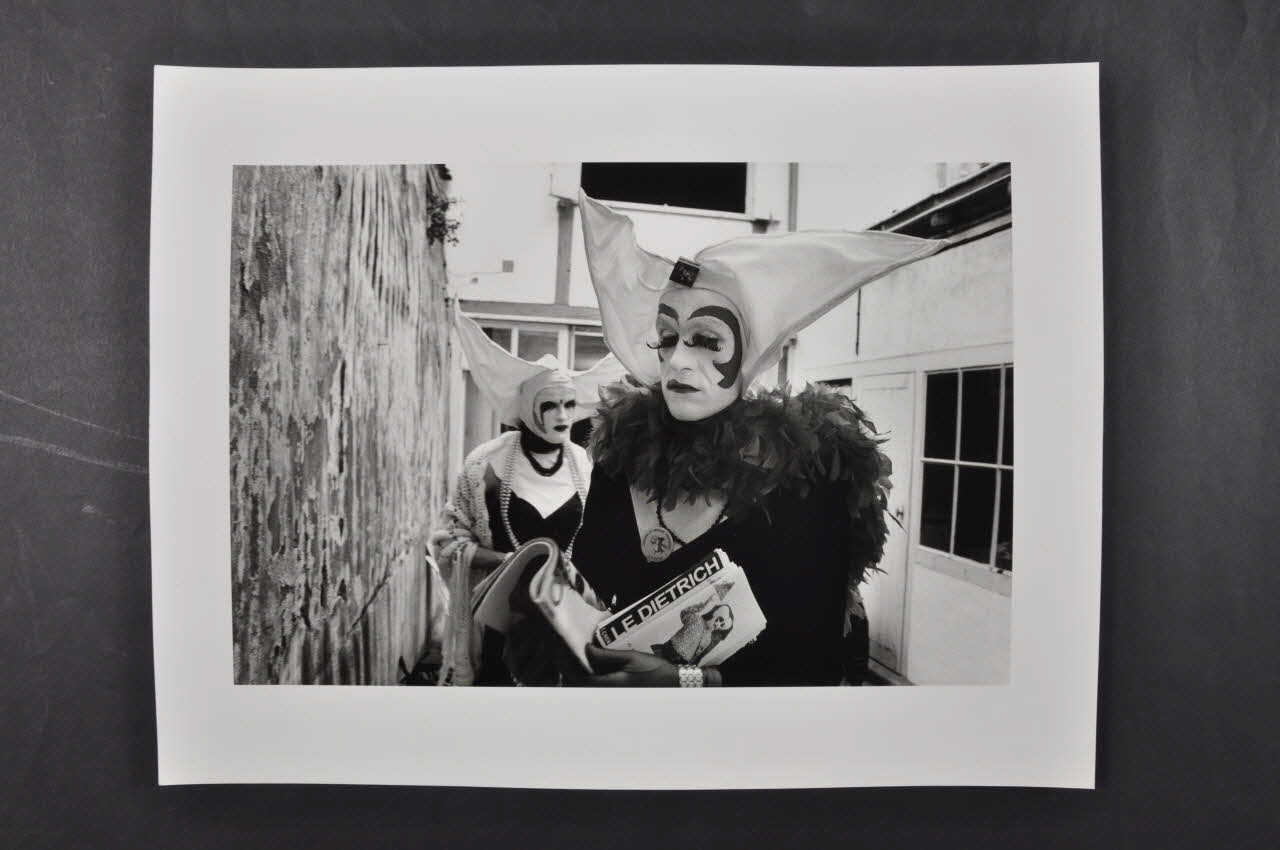 Marie-Laure Costa photographie 3ème gala Gay. Départ pour une action de prévention de rue. Soeur Lacrima Christi del Vesuvio et Soeur Pénélope Versus LSD Poitou-Charentes, France 1994/10 2003.3.5 Photo Mucem