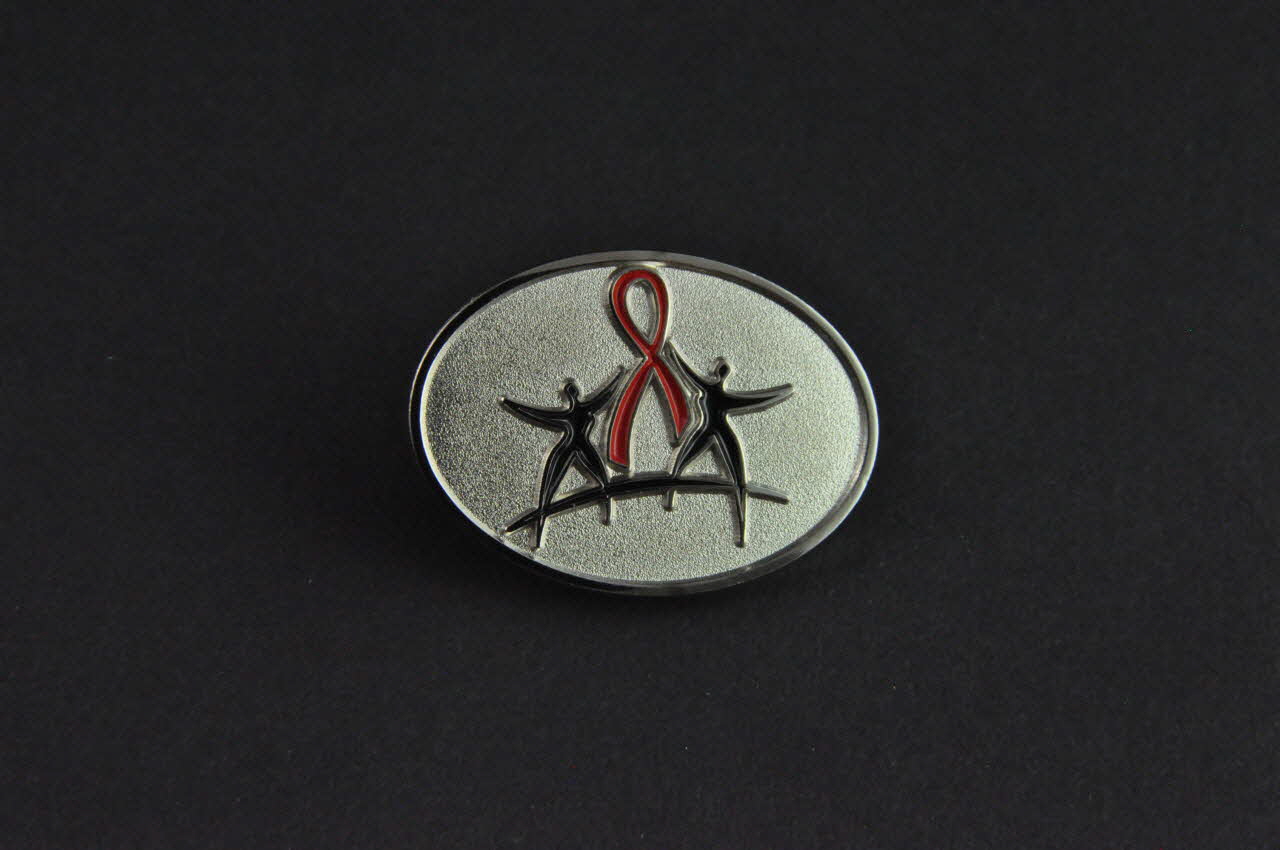 The Global Coalition On Women And Aids pin's logo de "The global coalition on women and AIDS" Lorraine, France 2004 2004.240.2.1-2 Photo Mucem