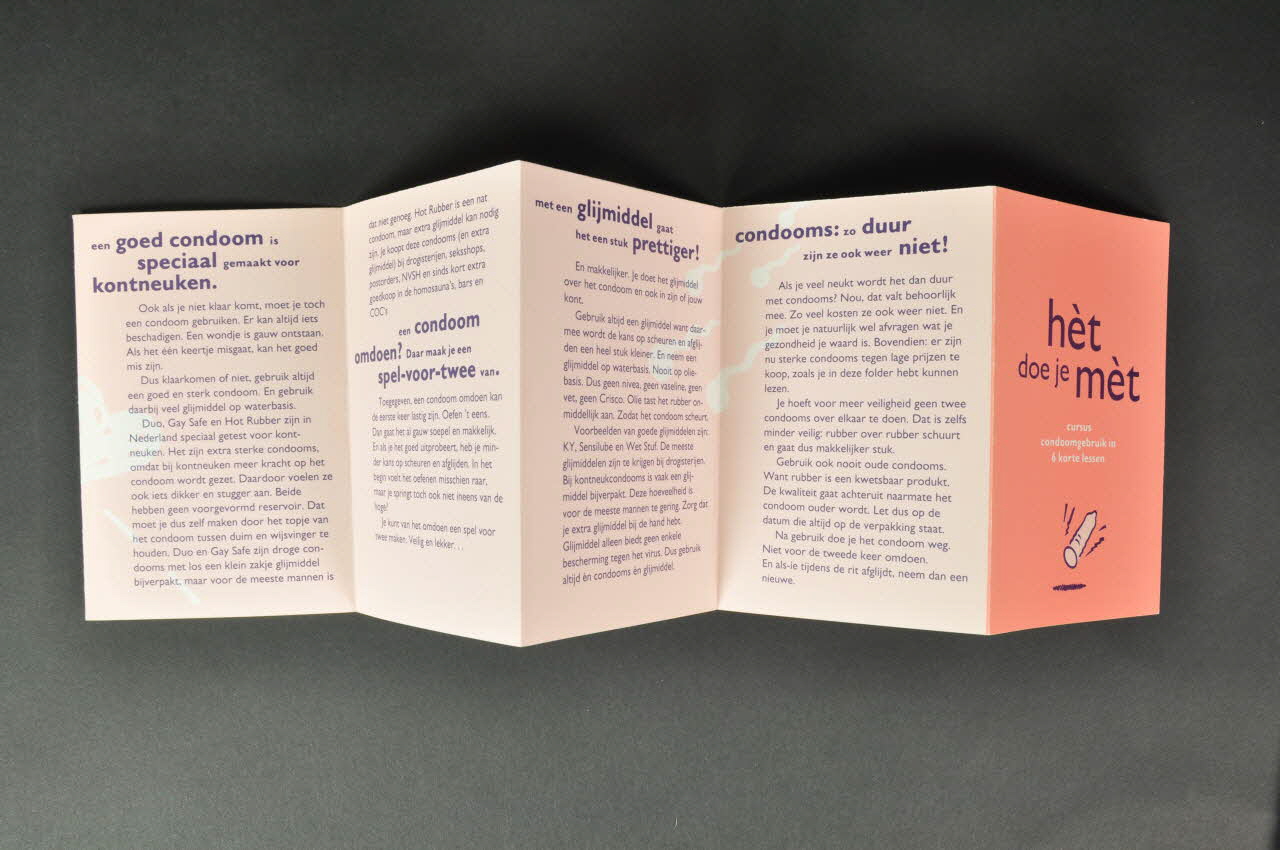 Dépliant " Hèt doe je mèt / Cursus condoomgebruik in 6 korte lessen" (Comment le mettre / Cours pour placer le préservatif en 6 courtes lessons) 2005.47.119 Photo Mucem