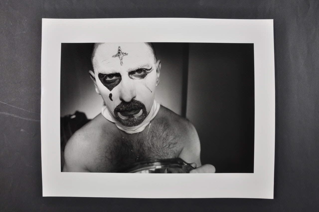 Marie-Laure Costa photographie 3ème gala Gay. Maquillage avant spectacle. Novice Garance Bergamote. Poitou-Charentes, France 1994/10 2003.3.7 Photo Mucem