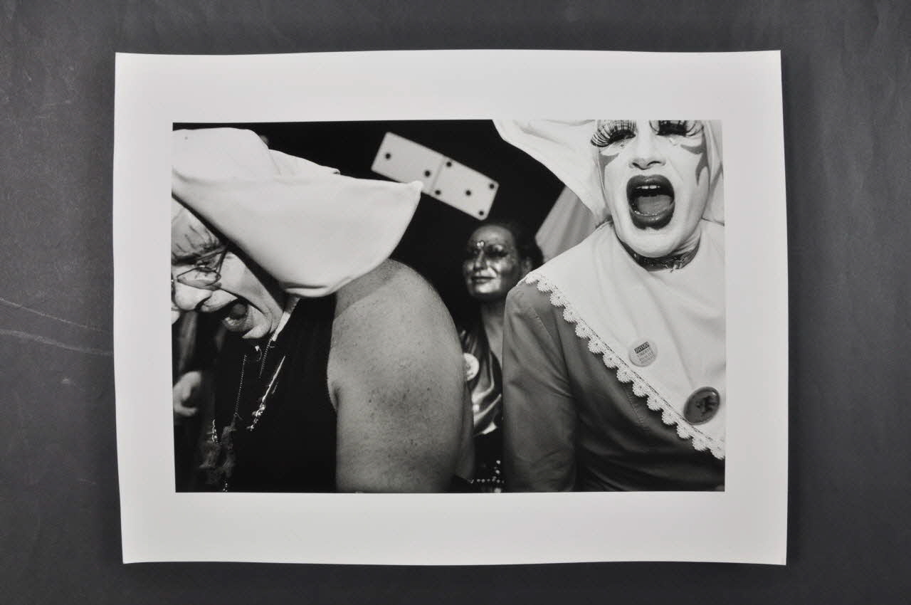 Marie-Laure Costa photographie Prévention dans un bar-discthèque. Soeur Pénélope Versus LSD, soeur Carmensida von Golgotha et Garde Cuisse Adrénaline. Poitou-Charentes, France 1994/1 2003.3.8 Photo Mucem