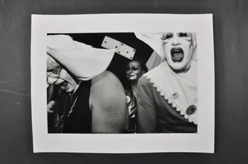Marie-Laure Costa photographie Prévention dans un bar-discthèque. Soeur Pénélope Versus LSD, soeur Carmensida von Golgotha et Garde Cuisse Adrénaline. Poitou-Charentes, France 1994/1 2003.3.8 Photo Mucem