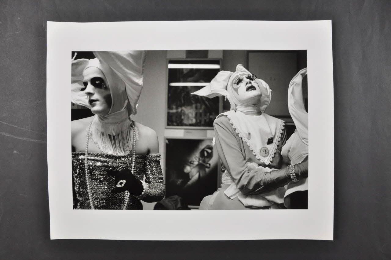 Marie-Laure Costa photographie Inauguration des nouveaux locaux de AIDES. Soeur Lacrima Cristi del Vesuvio, Soeur Pénélope Versus LSD Poitou-Charentes, France 1994/1 2003.3.9 Photo Mucem