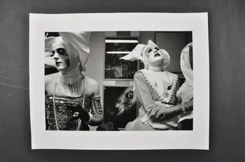Marie-Laure Costa photographie Inauguration des nouveaux locaux de AIDES. Soeur Lacrima Cristi del Vesuvio, Soeur Pénélope Versus LSD Poitou-Charentes, France 1994/1 2003.3.9 Photo Mucem
