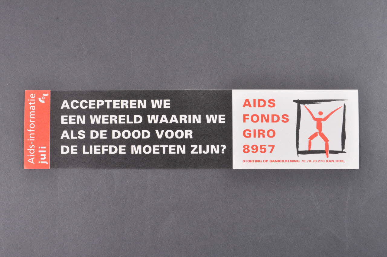 autocollant "Juli /Accepteren we een wereld waarin we als de dood voor de liefde moeten zijn ?" (Juillet / Acceptez vous un monde dans lequel l'amour provoque la mort ?) 2005.47.13 Photo Mucem