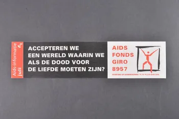 autocollant "Juli /Accepteren we een wereld waarin we als de dood voor de liefde moeten zijn ?" (Juillet / Acceptez vous un monde dans lequel l'amour provoque la mort ?) 2005.47.13 Photo Mucem