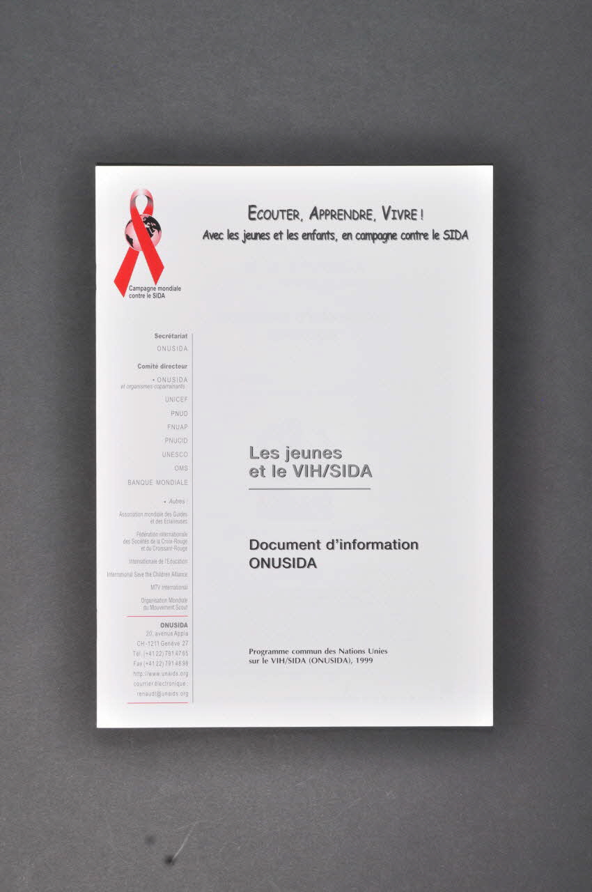 Onusida BROCHURE "Les jeunes et le VIH / SIDA / Document d'information ONUSIDA" International 1999 2004.240.30.3 Photo Mucem