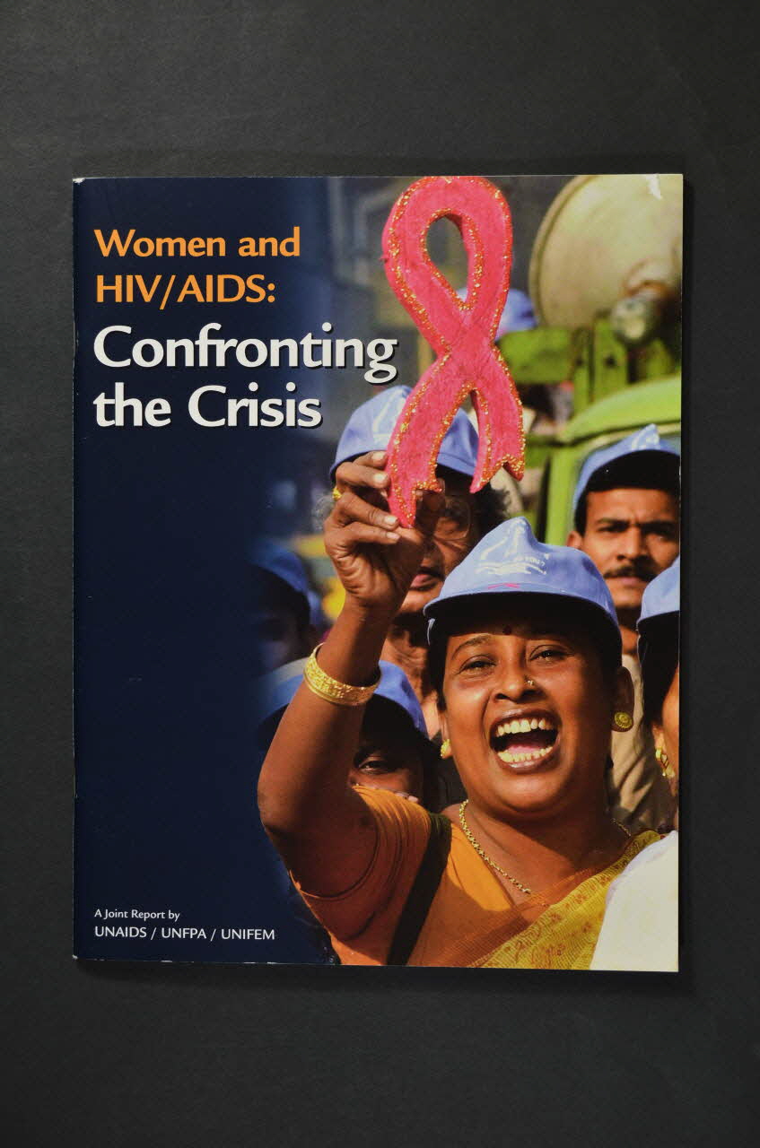 The Global Coalition On Women And Aids,  Unaids / BROCHURE "Women and HIV/AIDS : confronting the crisis" (Femmes et VIH/sida : confronter la crise) Lorraine, France 2004 2004.240.6 Photo Mucem