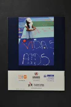 The Global Coalition On Women And Aids,  Unaids / BROCHURE "Women and HIV/AIDS : confronting the crisis" (Femmes et VIH/sida : confronter la crise) Lorraine, France 2004 2004.240.6 Photo Mucem