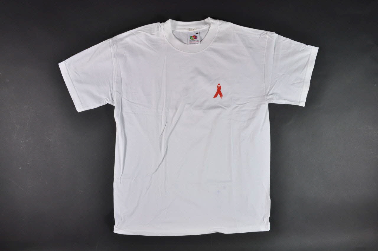 National Aids Trust - Great Britain tee-shirt T shirt ruban rouge Grande Bretagne 2001 2003.36.1 Photo Mucem