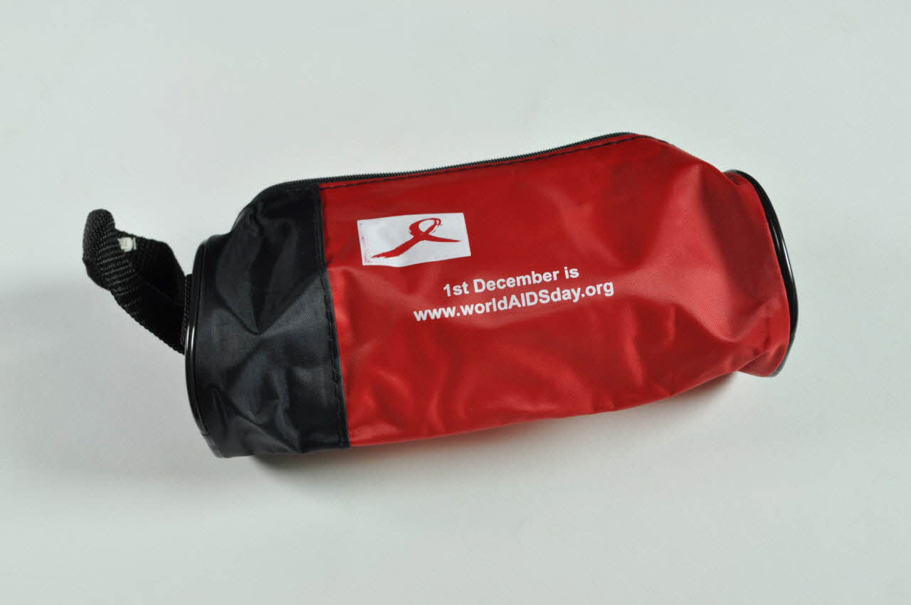 National Aids Trust - Great Britain TROUSSE "1st december is www.worldAIDSday.org" Grande Bretagne 2002 2003.36.11.1 Photo Mucem