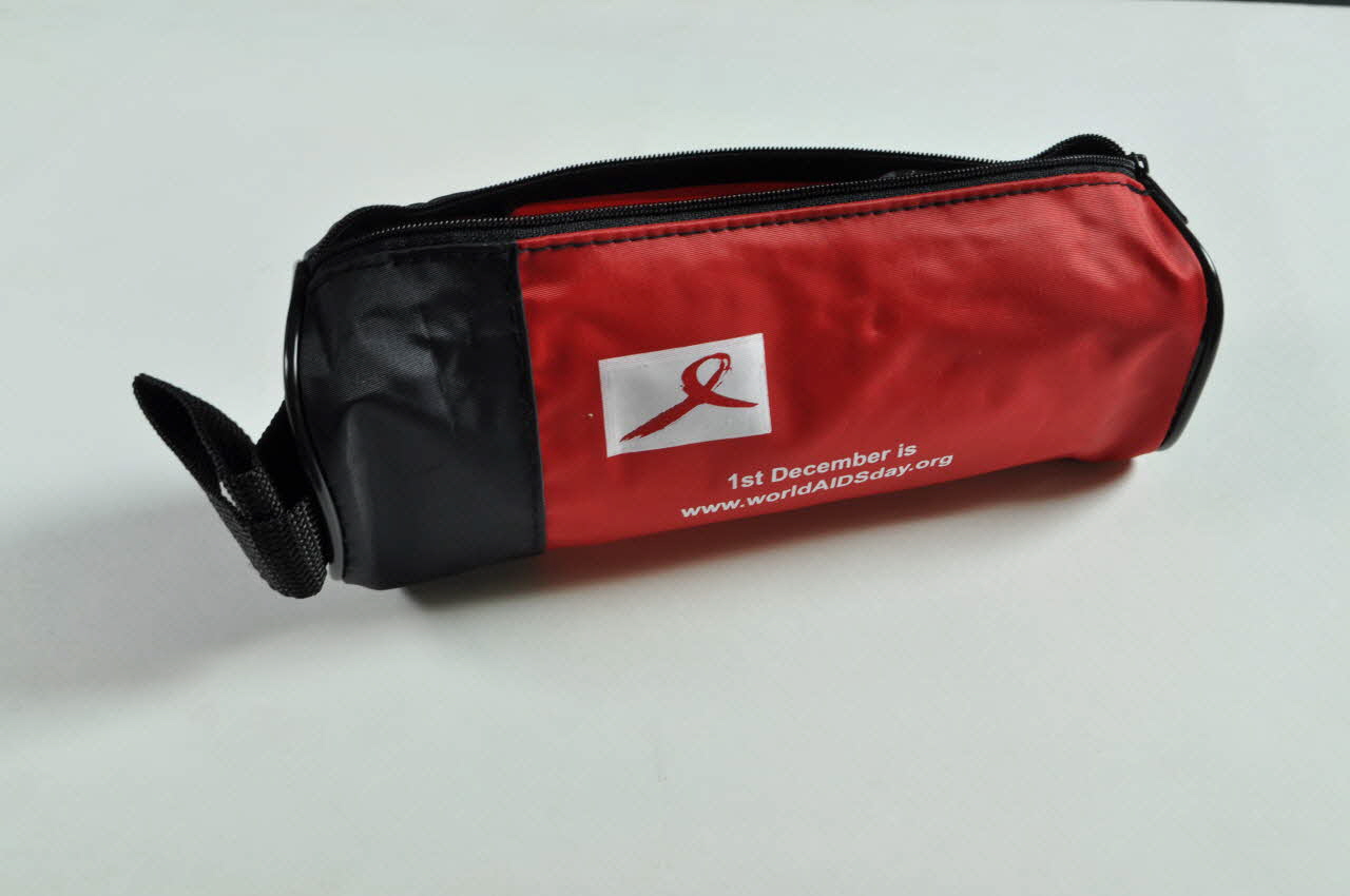 National Aids Trust - Great Britain TROUSSE "1st december is www.worldAIDSday.org" Grande Bretagne 2002 2003.36.11.2 Photo Mucem