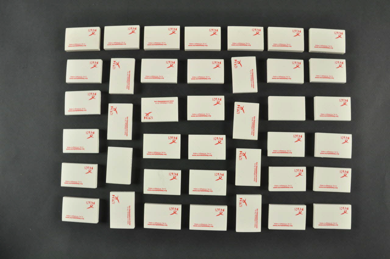 National Aids Trust - Great Britain gomme 1 grand paquet de gommes avec le ruban rouge et le site Web de l'association Grande Bretagne 2001 2003.36.3.1-40 Photo Mucem