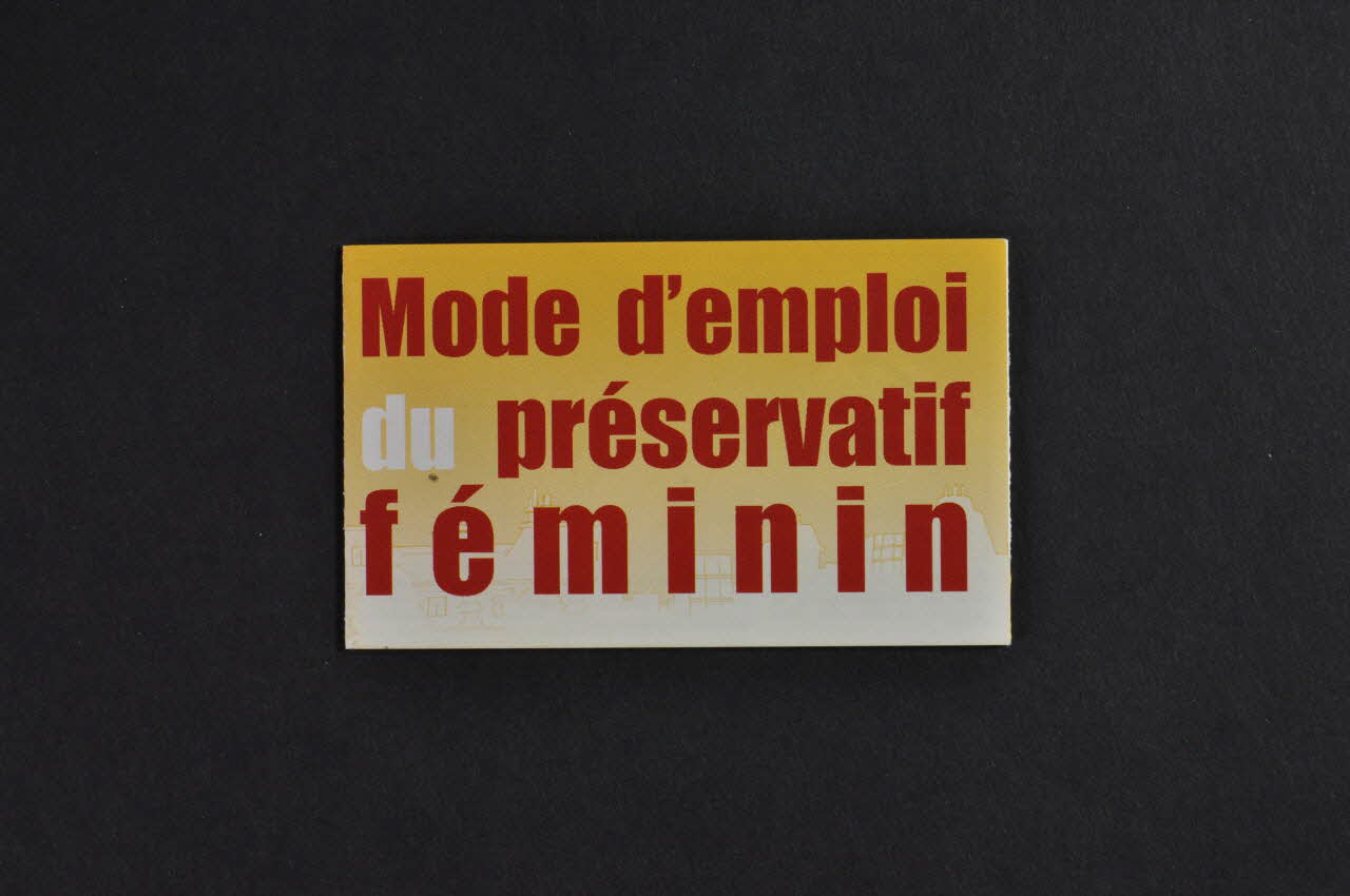 Homogène Dépliant mode d'emploi du préservatif féminin Pays de la Loire, France 2004 2004.242.11 Photo Mucem