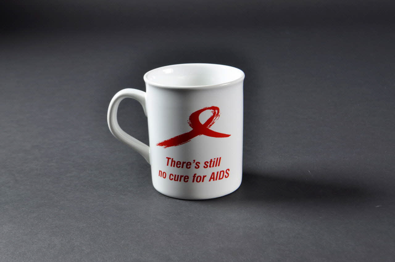 National Aids Trust - Great Britain chope "There's still no cure for AIDS" (On ne guérit toujours pas du sida) Grande Bretagne 2002 2003.36.9.1 Photo Mucem