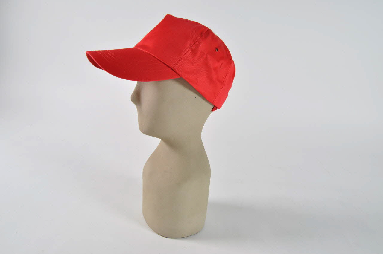 Association Homogène casquette "10 000 coeurs pour un ruban rouge" Pays de la Loire, France 2004 2004.242.3 Photo Mucem