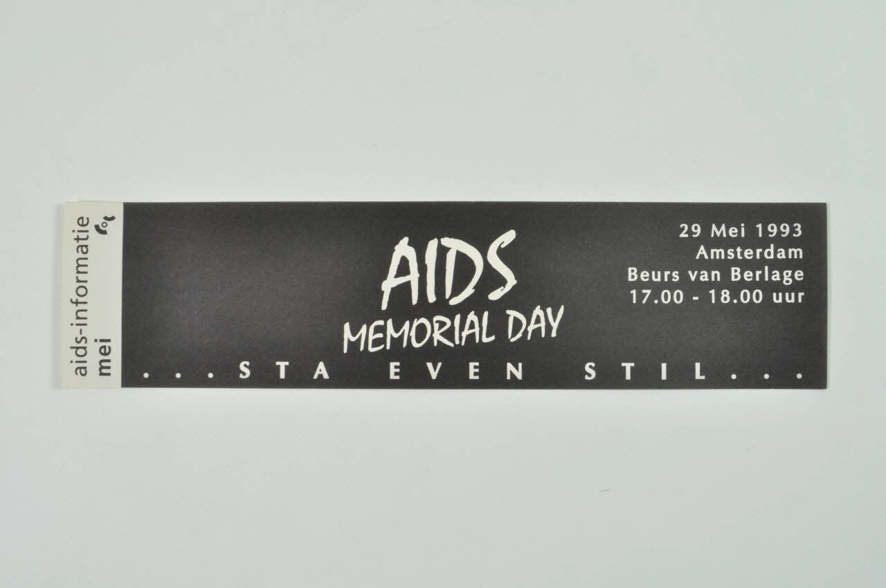 Coc autocollant "Mei / AIDS Memorial Day. / Sta Even still..."  (Mai / Journée mémoriale du sida.  ...) Pays-Bas 1993/5/29 2005.47.21 Photo Mucem