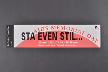 Coc autocollant "Mei / AIDS Memorial Day. / Sta Even still..."  (Mai / Journée mémoriale du sida.  ...) Pays-Bas 1992/5/23 2005.47.22 Photo Mucem