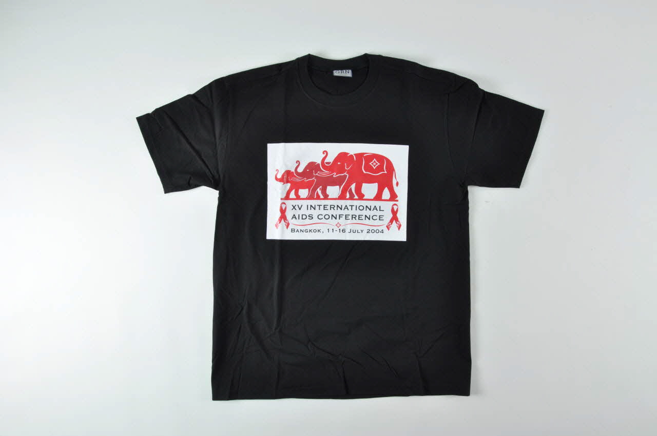 Empower Foundation, Thailande tee-shirt Tee-shirt officiel de la XV° conférence internationale sur le sida Thailande 2004 2004.245.1 Photo Mucem
