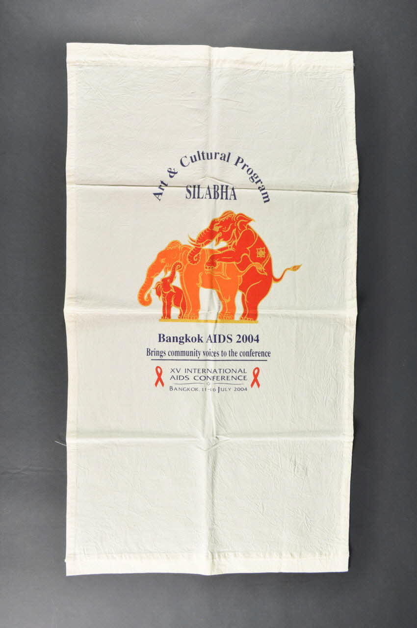 Empower Foundation, Thailande drapeau "Art and cultural program SILABHA / "Brings community voices to the conference"  (Programme artistique et culturel SILABHA / Apportez les voix de la communauté à la conférence) Thailande 2004/7 2004.245.2 Photo Mucem