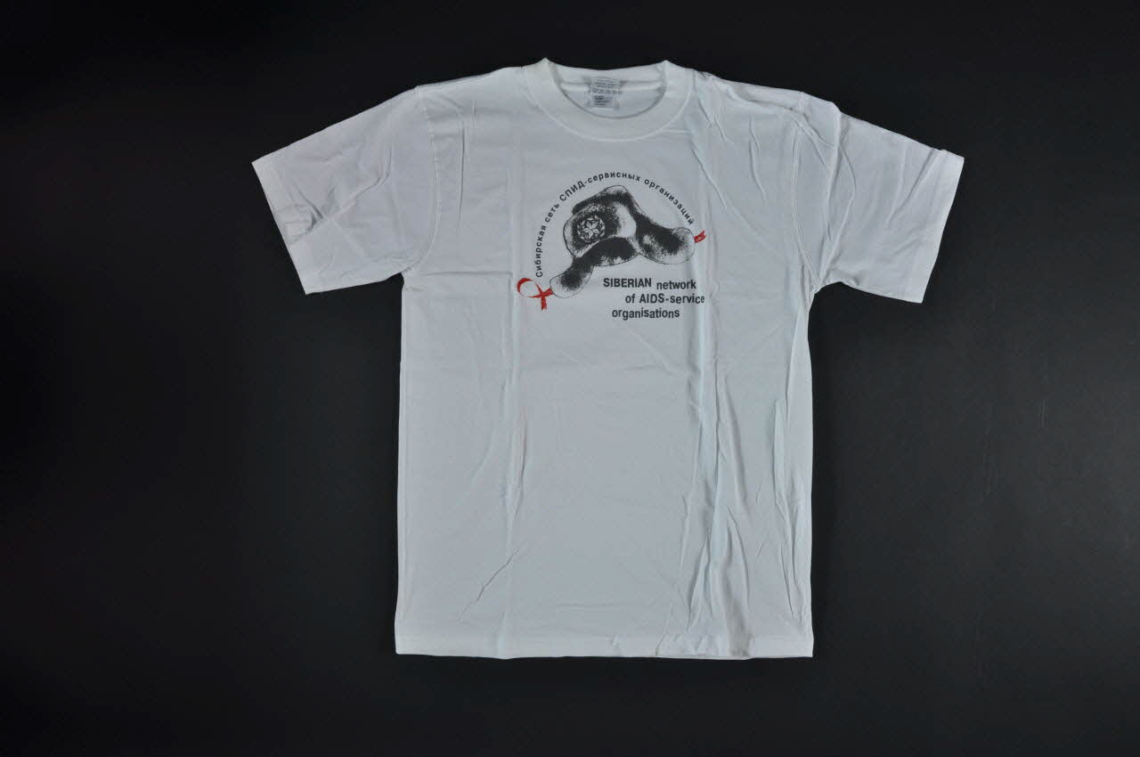 Siberian Network Of Aids - Service Organizations tee-shirt Tee-shirt de Siberian Network of AIDS-Service organizations Russie 2004 2004.247.2 Photo Mucem