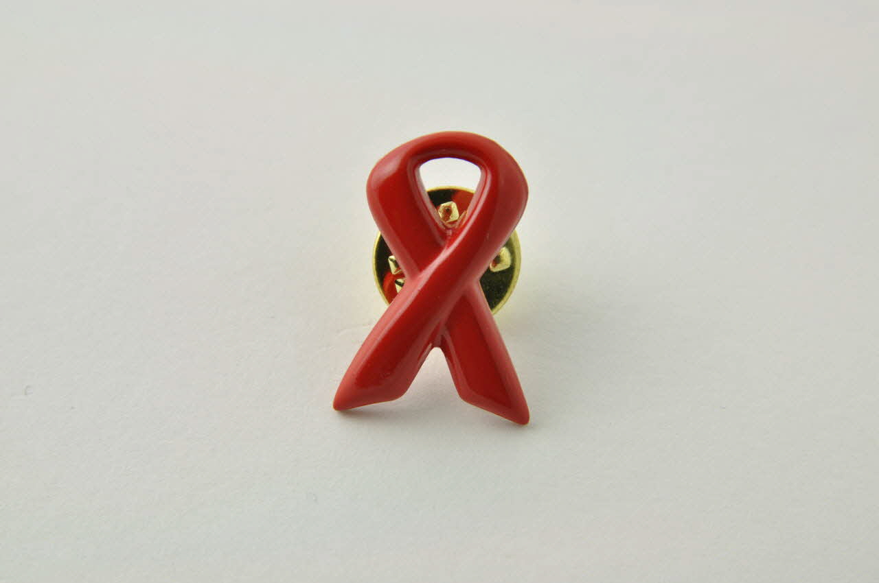 Pin's ruban rouge Belgique 2004 2004.248.4.1-2 Photo Mucem