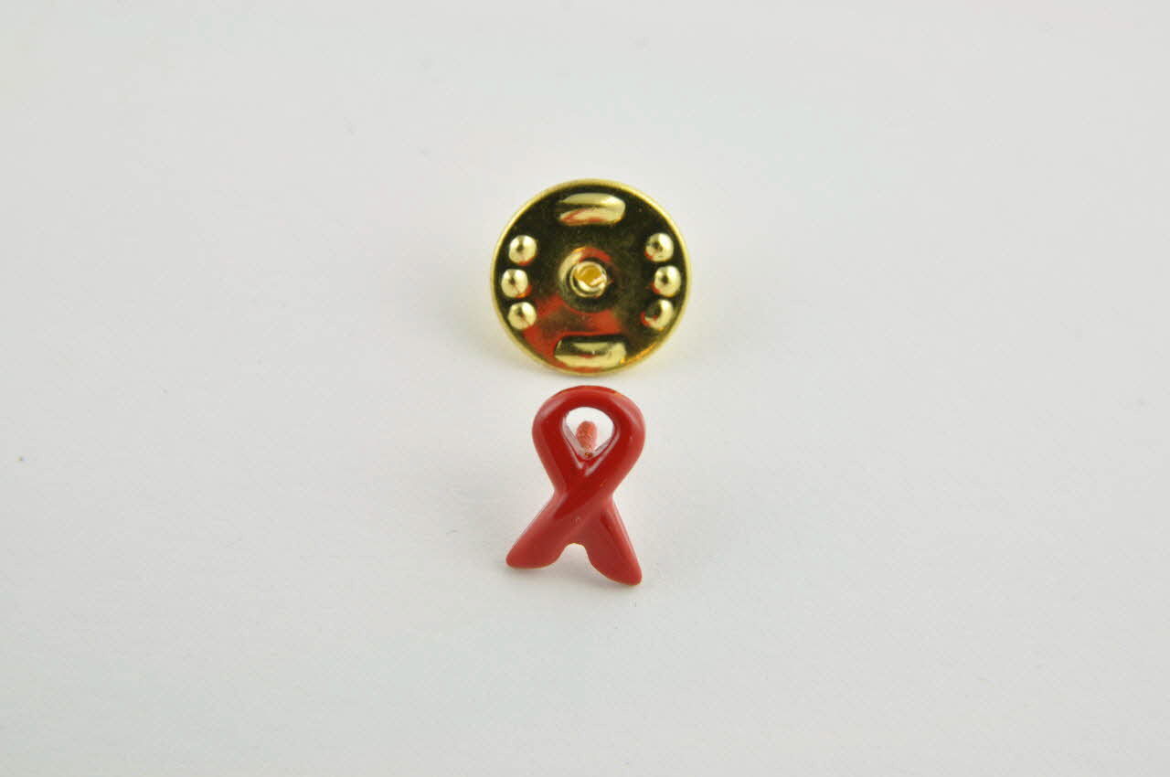 Pin's ruban rouge Belgique 2004 2004.248.5.1-2 Photo Mucem
