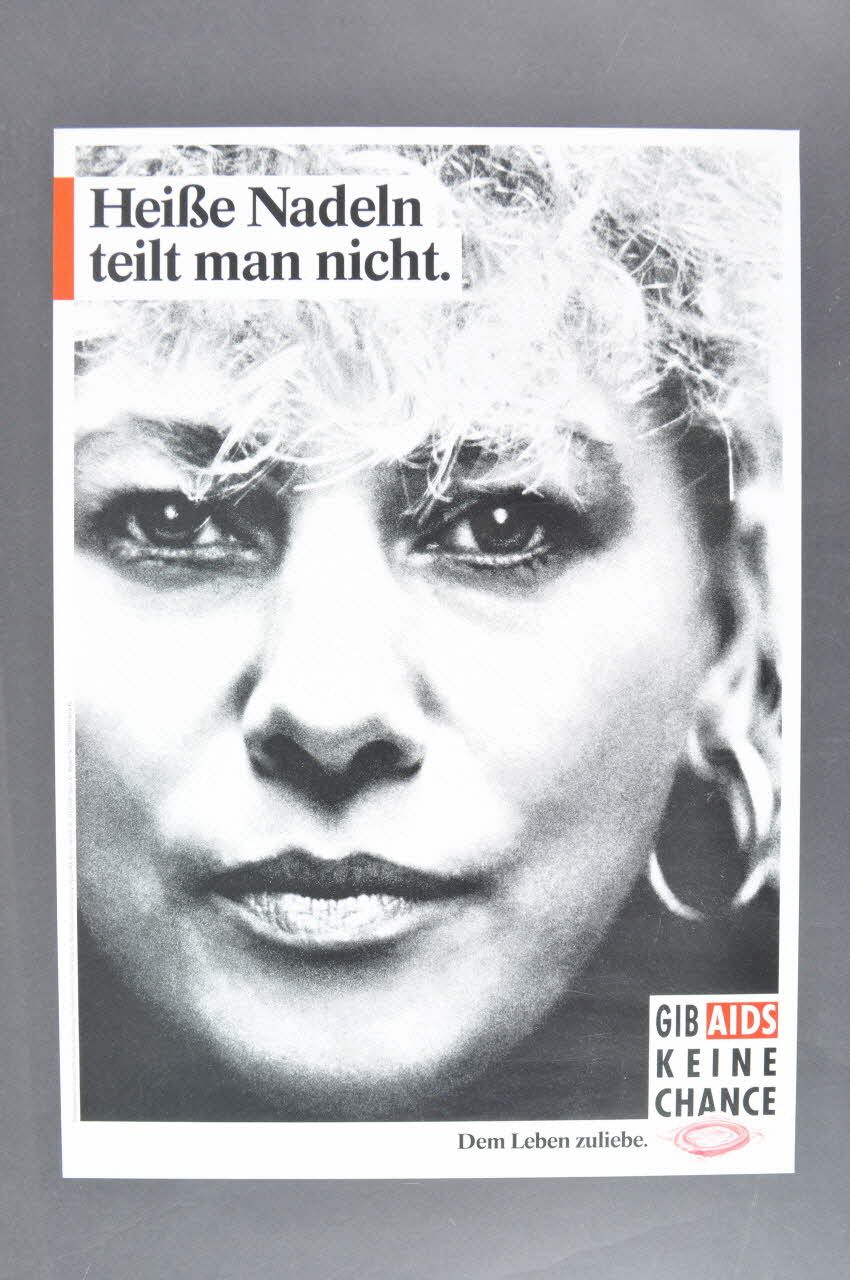 affiche "Heisse Nadeln teilt man nicht." (On ne partage pas des seringues chaudes.) 2005.47.263 Photo Mucem