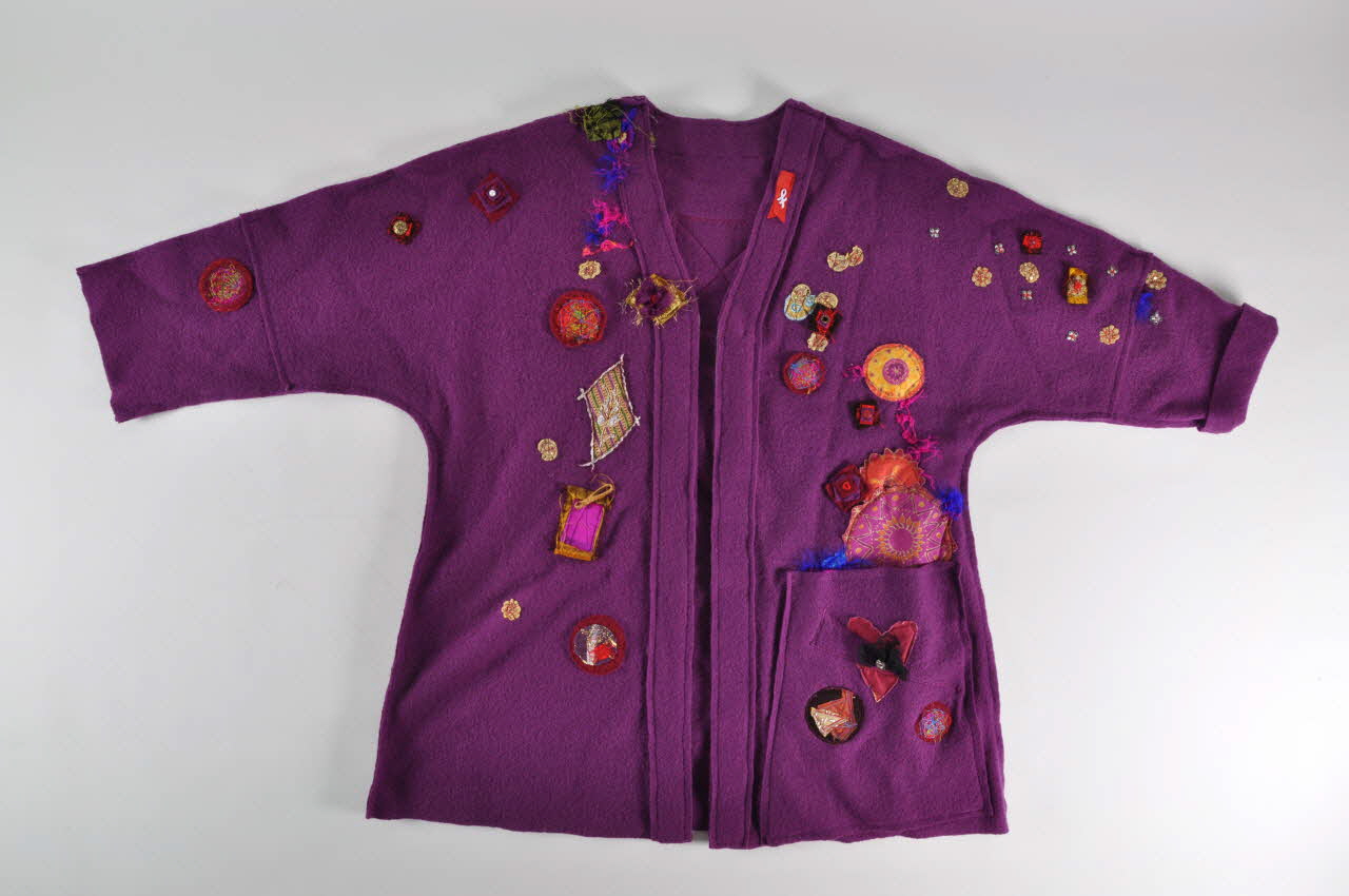 Association "Les Sablons Agissent" manteau "les sablons agissent" et foulard ruban rouge Pays de la Loire, France 2004 2004.253.1.1 Photo Mucem