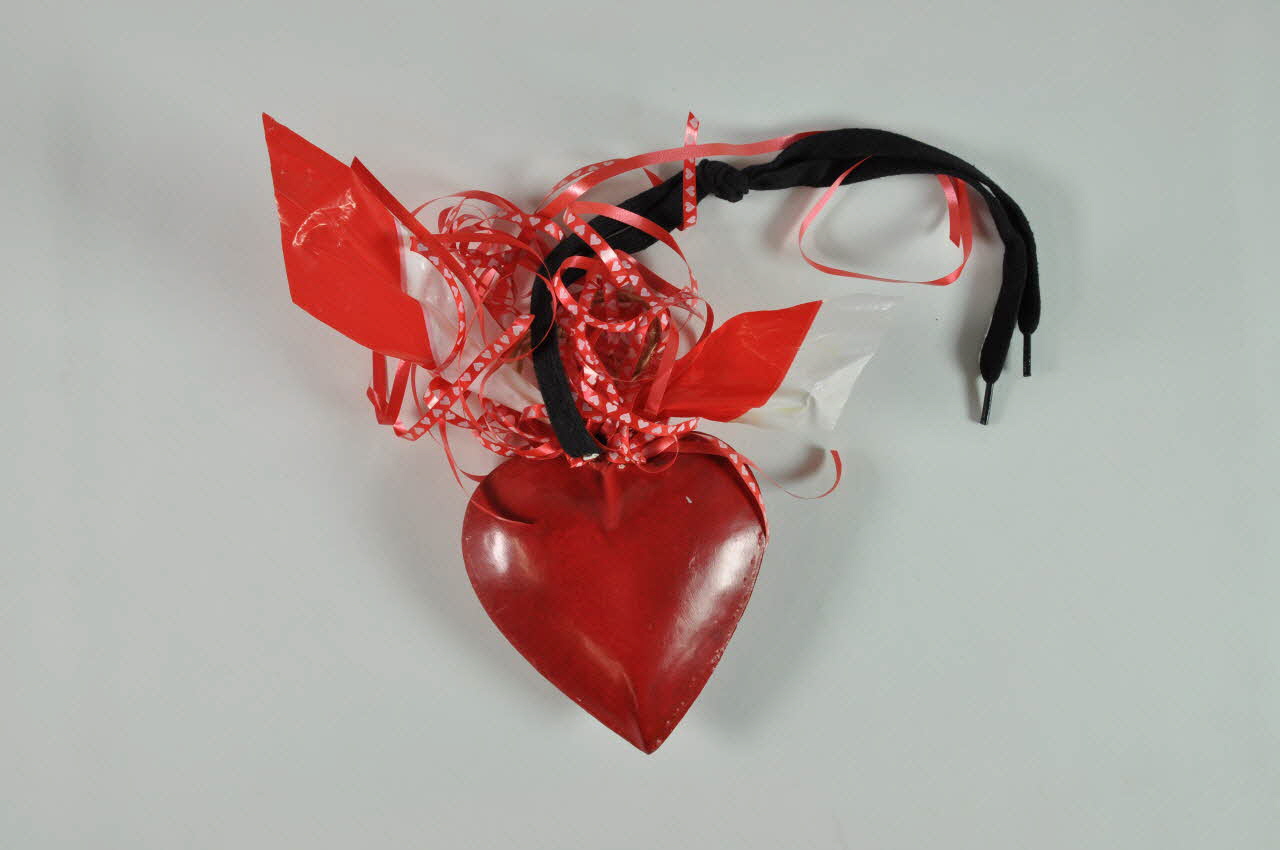 Christian Frouin Styliste Oeuvre "Le coeur, la pomme et le ruban rouge" Pays de la Loire, France 2004 2004.253.3.1 Photo Mucem