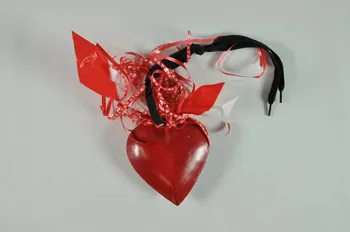 Christian Frouin Styliste Oeuvre "Le coeur, la pomme et le ruban rouge" Pays de la Loire, France 2004 2004.253.3.1 Photo Mucem