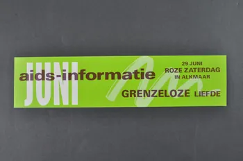 autocollant "Juni / 29 juni. Rose Zaterdag in Alkmaar. Grenzeloze liefde" (Juin / 29 juin. Samedi rose à Alkmaar. Amour illimité) 2005.47.28  Photo Mucem