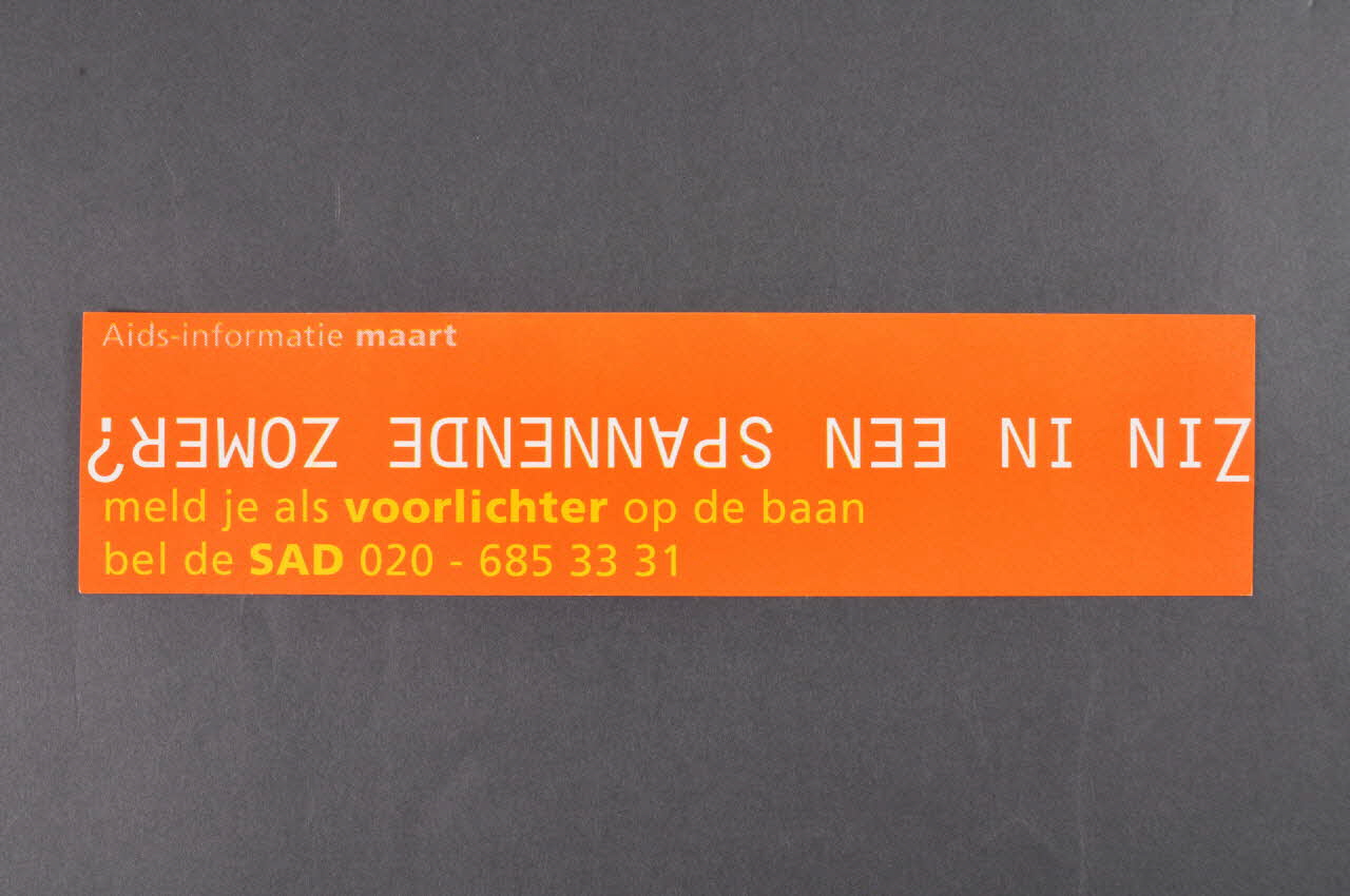 autocollant "Maart / Zin in een spannende zomer ?/ meld je als voorlichter op de baan bel de SAD 020-685 33 31" (Mars / Envie d'un été bandant ? /renseigne toi à la ligne téléphomique SAD 020-685 33 31) 2005.47.32 Photo Mucem