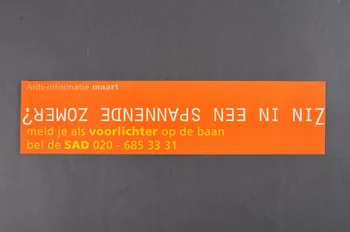 autocollant "Maart / Zin in een spannende zomer ?/ meld je als voorlichter op de baan bel de SAD 020-685 33 31" (Mars / Envie d'un été bandant ? /renseigne toi à la ligne téléphomique SAD 020-685 33 31) 2005.47.32 Photo Mucem