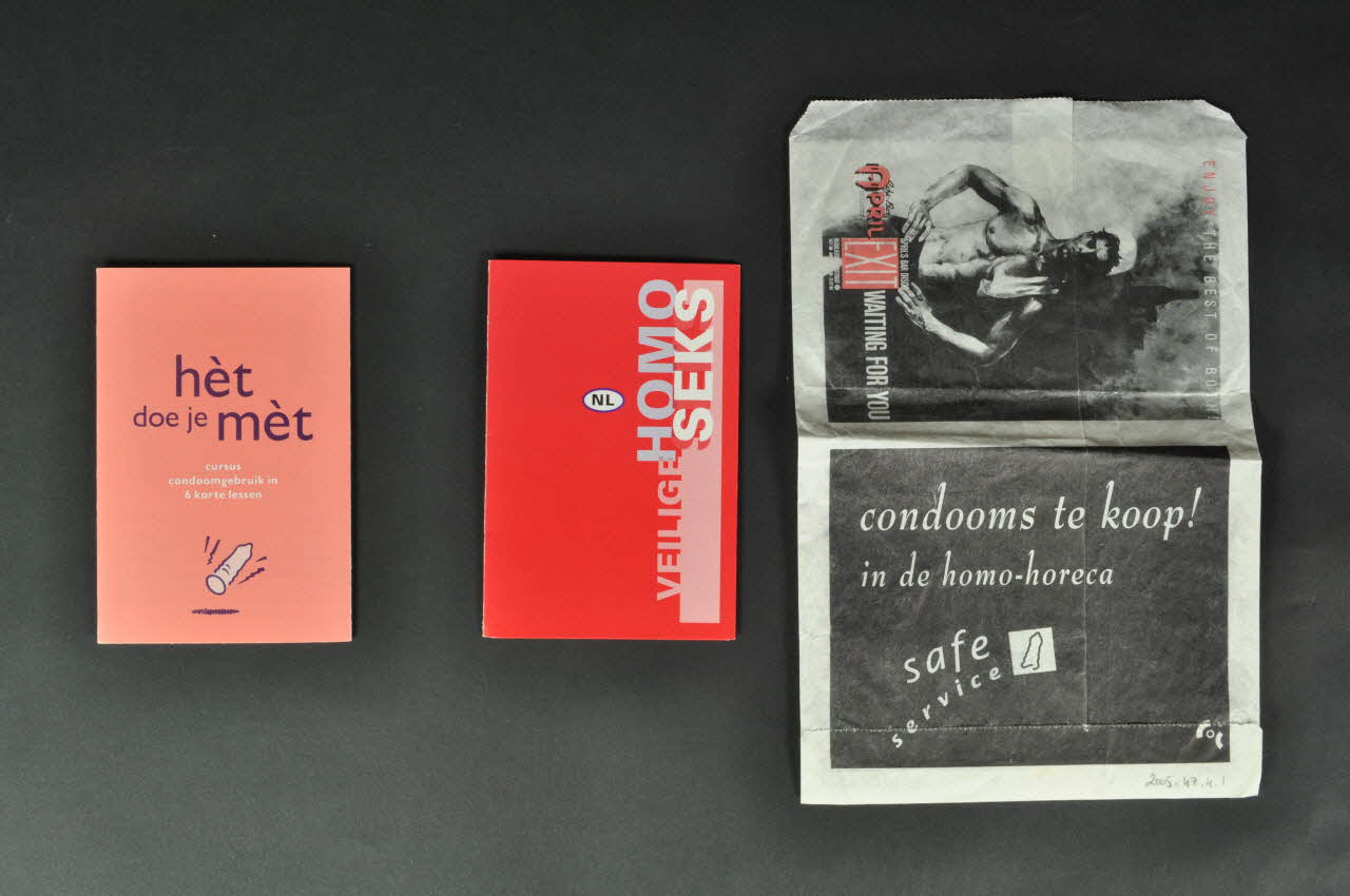 Sac en papier "condooms te koop !" 2005.47.4.1-3 Photo Mucem