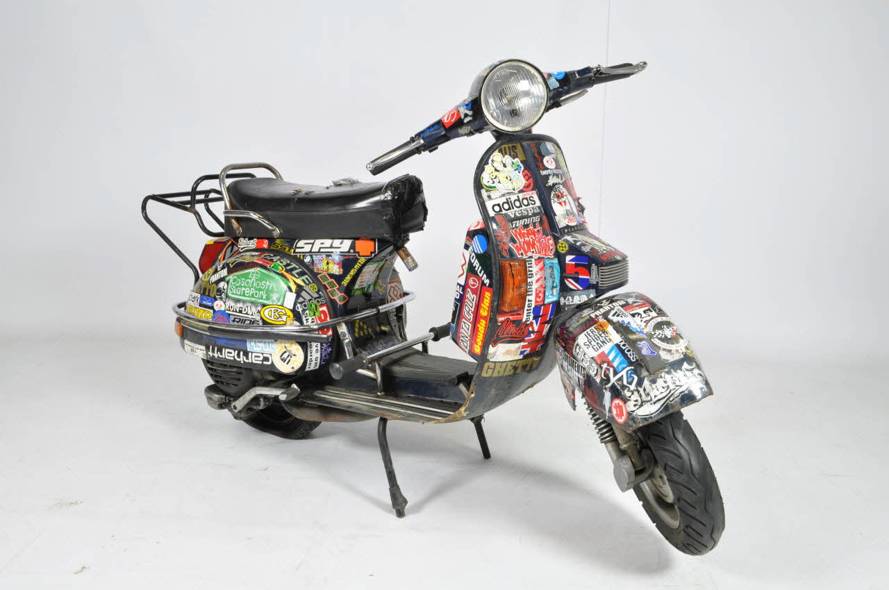 Piaggio ; Tilt SCOOTER Piaggio Vespa graffée Italie 1990 2003.44.1 Photo Mucem