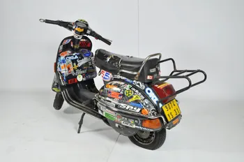 Piaggio ; Tilt SCOOTER Piaggio Vespa graffée Italie 1990 2003.44.1 Photo Mucem