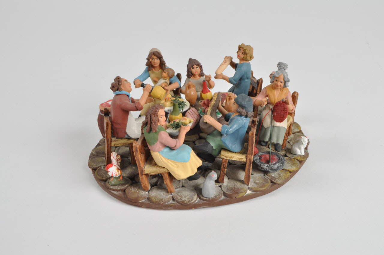 Rossella et Chiara Natella figurine de crèche famille napolitaine à table Campanie, Italie 2004 2004.284.4 Photo Mucem