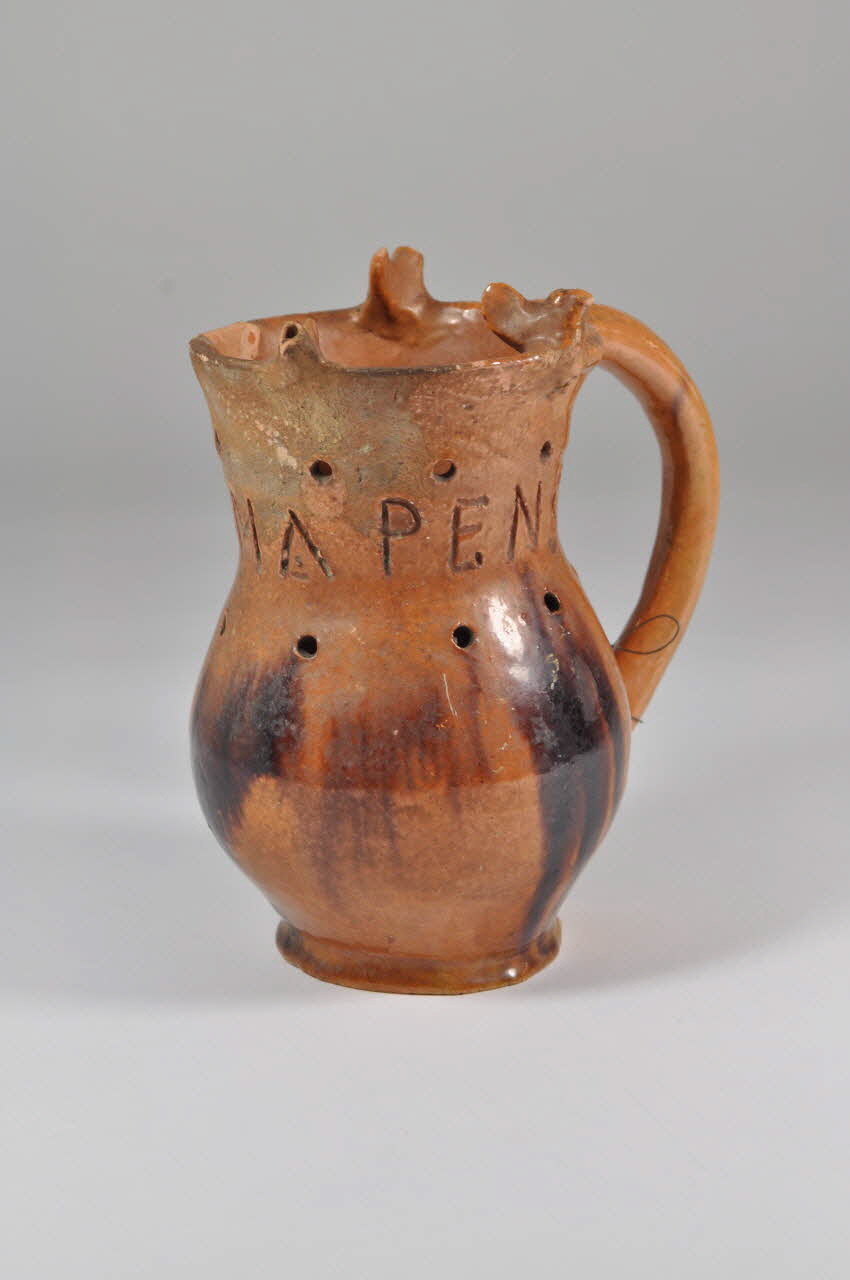 pichet à surprise 1953.85.300 Photo Mucem