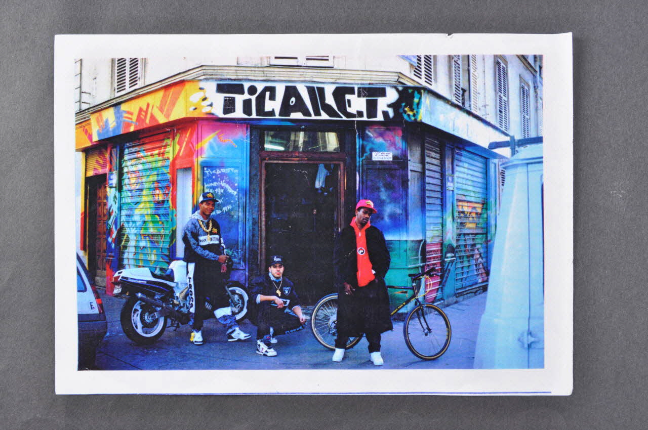 reproduction Teddy Abdel, Lokiss et Daniel Deco des BBC devant le magasin Ticaret à Paris Île-de-France, France 1986-1990 2004.298.3 Photo Mucem