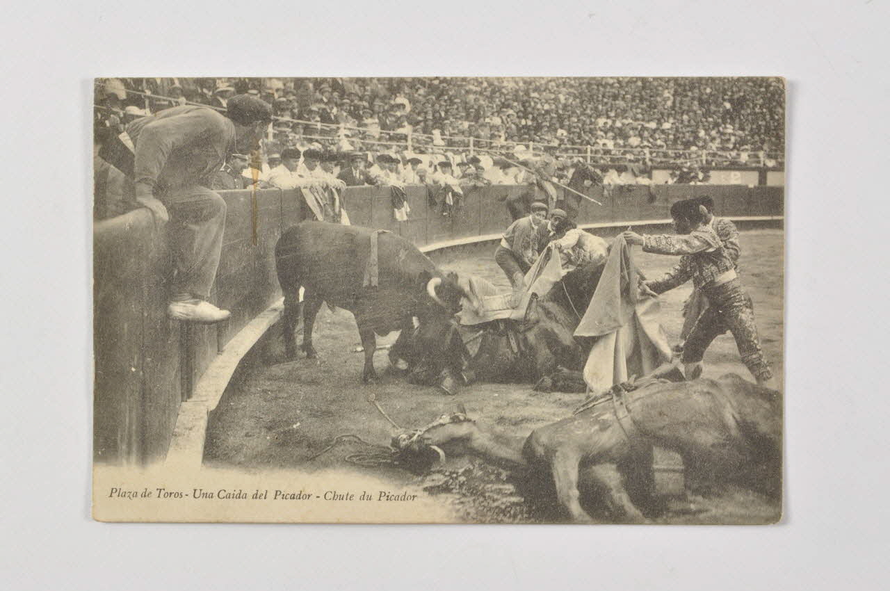 carte postale Plaza de toros. Una caida del picador. Chute du picador 2004.300.11 Photo Mucem